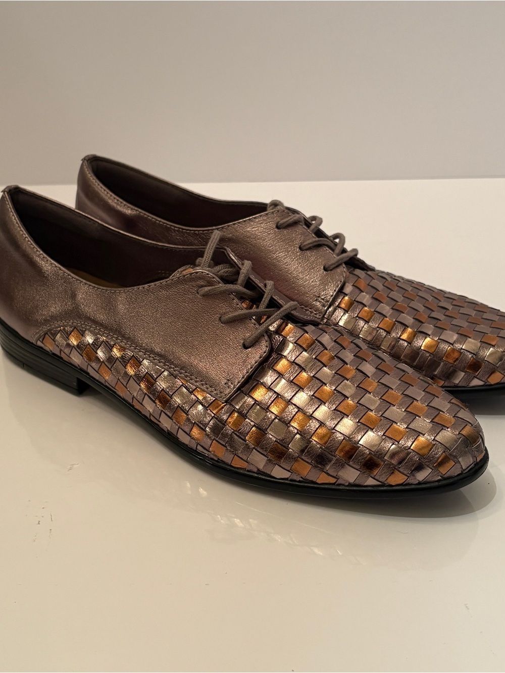Trotters Lizzie Oxford Woven Metallic Leather Shoes Pewter Multi Sz 10M